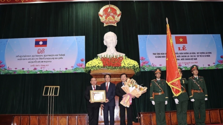 Laos honours Hoa Binh collectives, individuals for education project